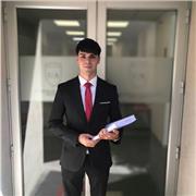 Profesor que imparte clases de Física a sus alumnos mediante metodologías de aprendizaje claras y eficientes